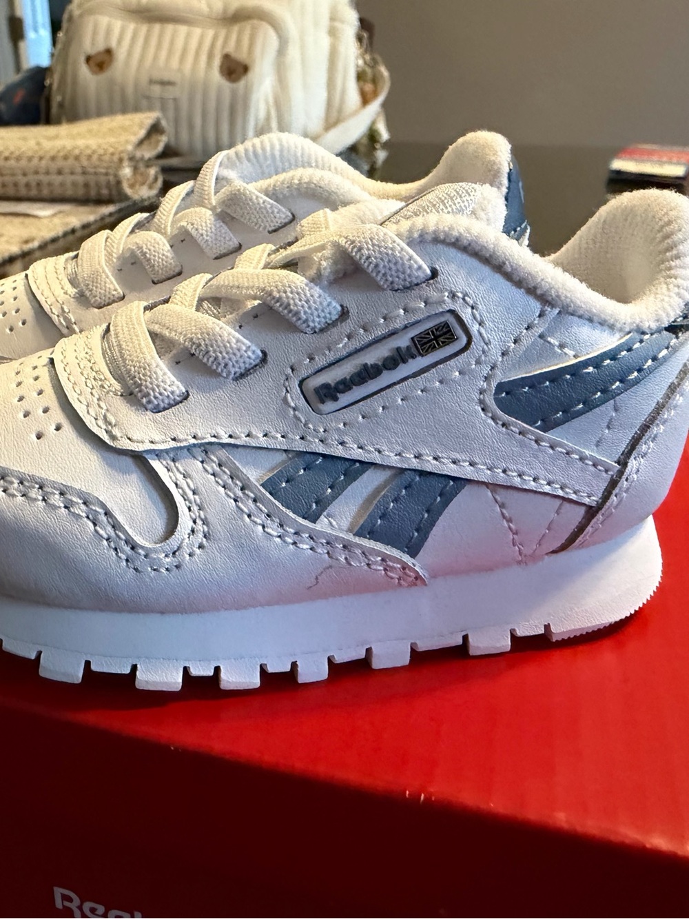 NIB Reebok Toddler Kids Classic Leather Sneaker - White with Blue Accents Size 4